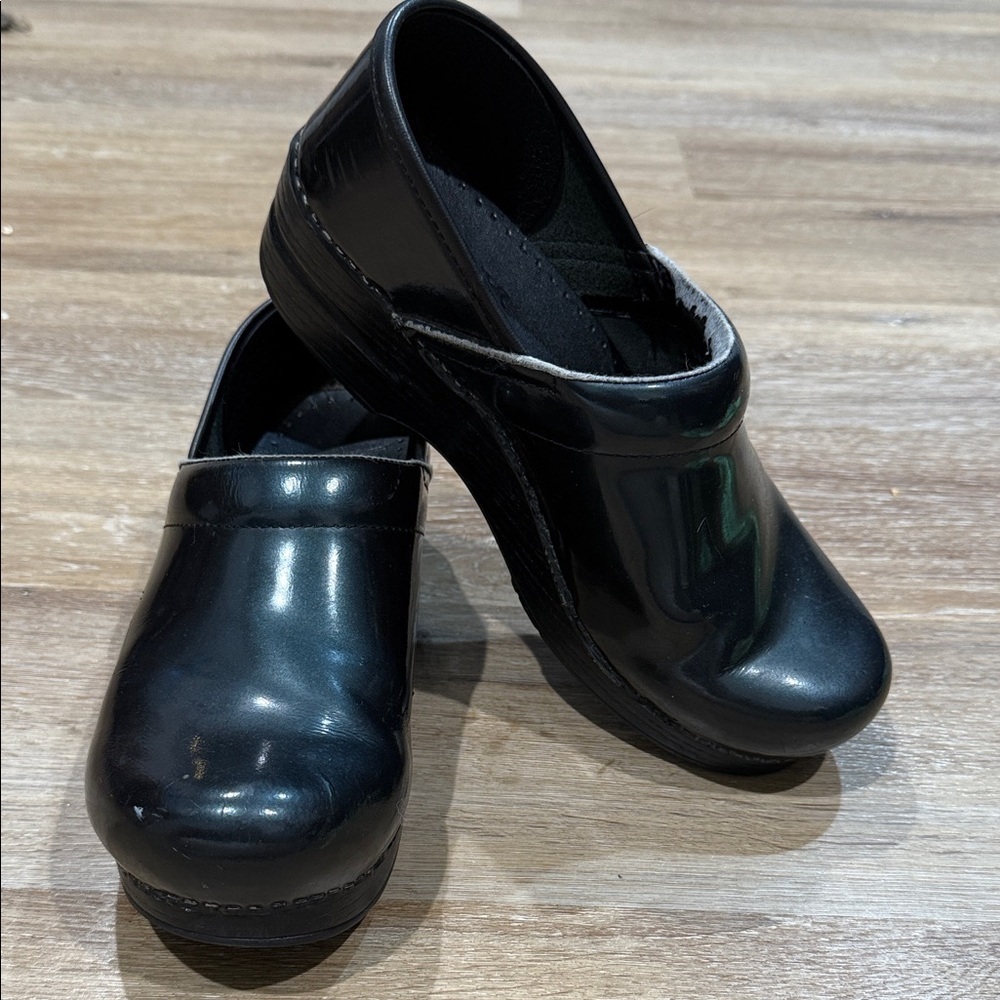 Dansko Size 39 Glossy Green Women's Clogs